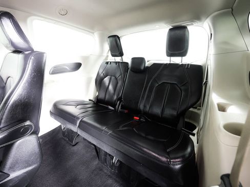 Used 2022 Chrysler Pacifica Touring-L FWD image 20