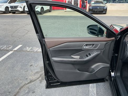 Used 2021 Nissan Rogue SV w/ Premium Package image 7