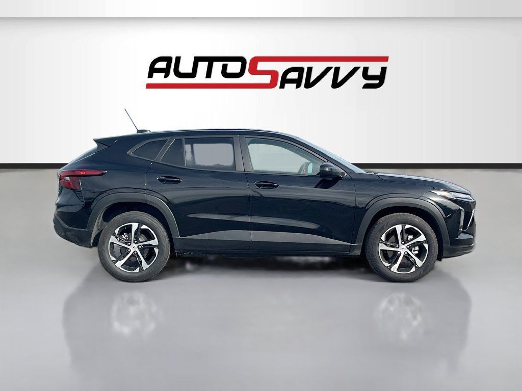 Used 2026 Chevrolet Trax RS w/ Sunroof Package FWD image 8