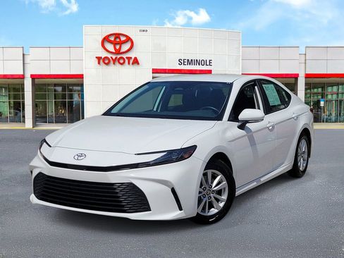 Used 2025 Toyota Camry LE image 1