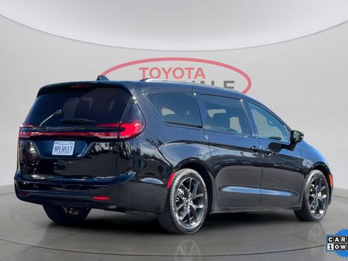 Used 2025 Chrysler Pacifica Limited image 3