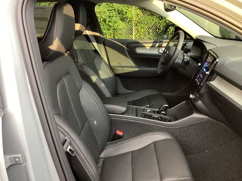 Certified 2026 Volvo XC40 B4 Core FWD image 21