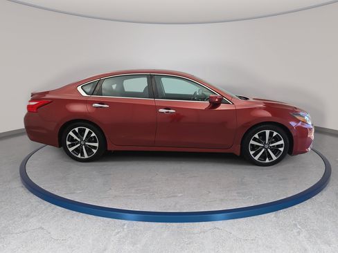 Used 2016 Nissan Altima 2.5 SR w/ Interior Lighting Package FWD image 4