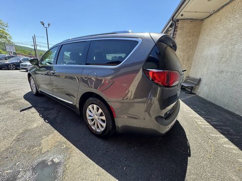 Used 2019 Chrysler Pacifica Touring-L FWD image 4