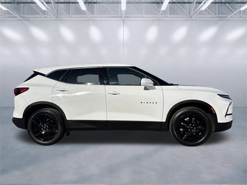 Used 2023 Chevrolet Blazer LT image 3