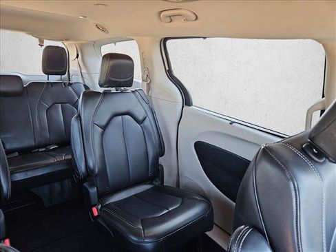 Used 2023 Chrysler Pacifica Touring-L FWD image 7