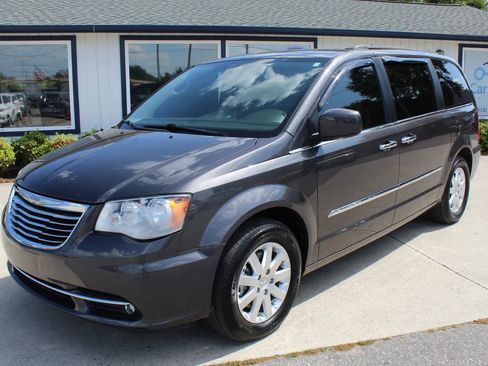 Used 2016 Chrysler Town & Country Touring w/ Driver Convenience Group image 28
