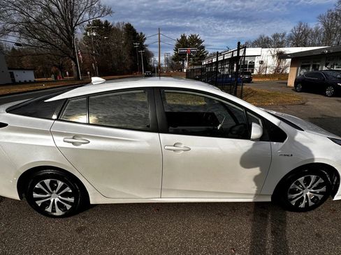 Used 2022 Toyota Prius LE image 4