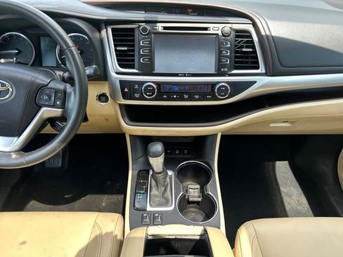 Used 2015 Toyota Highlander XLE AWD/4WD image 19