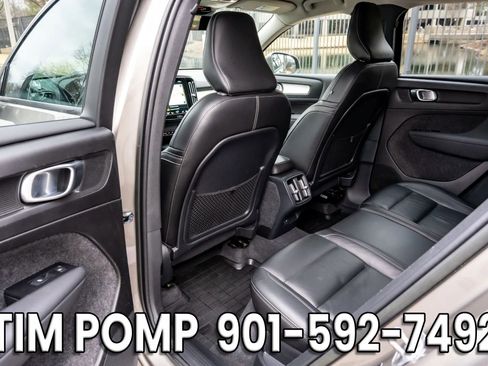 Used 2022 Volvo XC40 T5 Momentum image 9