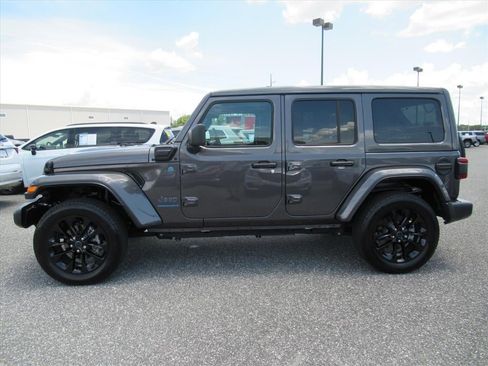 Used 2025 Jeep Wrangler Unlimited Sahara w/ Safety Group AWD/4WD image 4