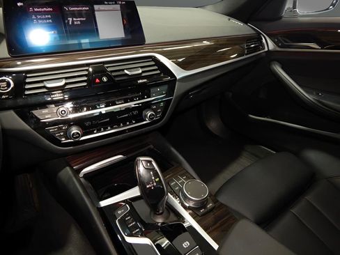 Used 2019 BMW 530i xDrive w/ Convenience Package AWD/4WD image 18