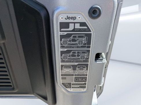 Used 2019 Jeep Wrangler Unlimited Sahara AWD/4WD image 14