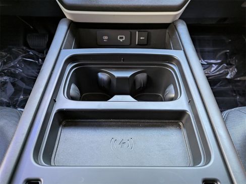 Used 2024 Land Rover Defender 90 X-Dynamic SE image 19