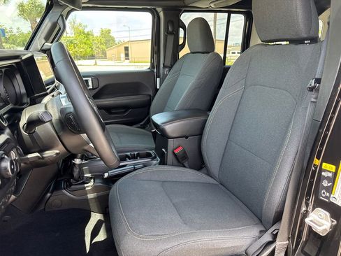Used 2025 Jeep Wrangler Unlimited Sahara AWD/4WD image 12