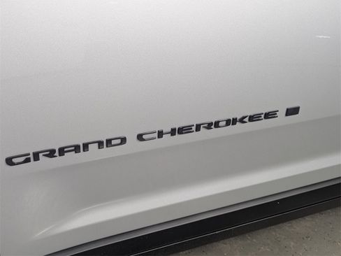 New 2025 Jeep Grand Cherokee Altitude image 9