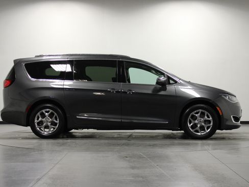 Used 2017 Chrysler Pacifica Limited FWD image 3