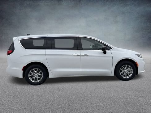 New 2026 Chrysler Pacifica Select image 4