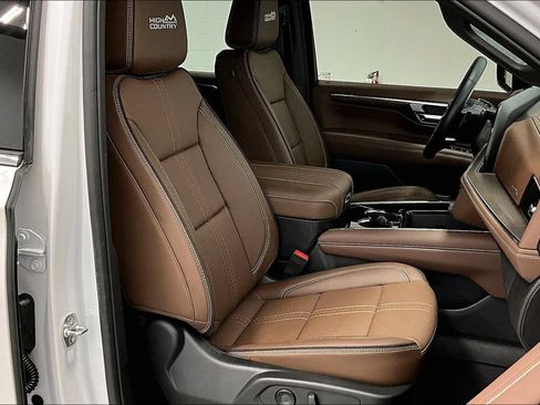 Used 2025 Chevrolet Tahoe High Country AWD/4WD image 9