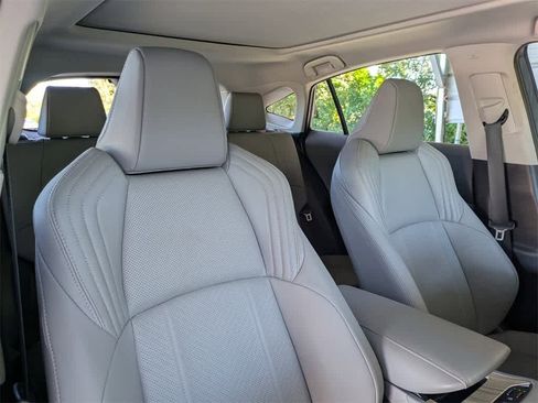 Used 2024 Toyota Venza Limited image 6