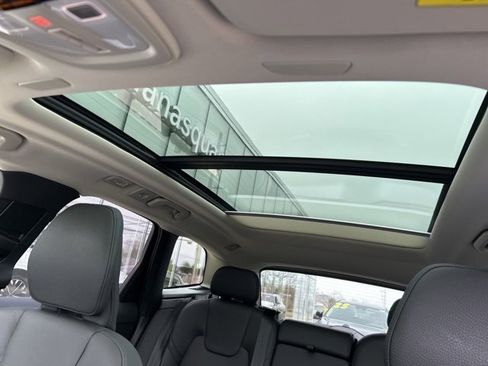Certified 2025 Volvo XC60 B5 Plus image 27