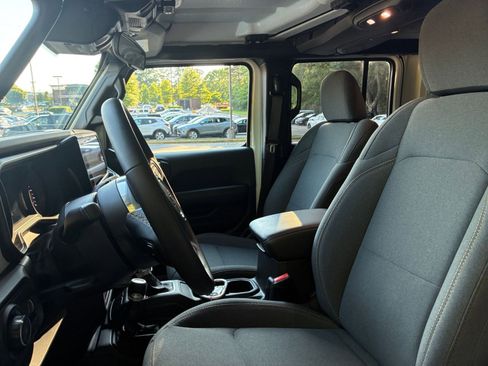 Used 2025 Jeep Wrangler Unlimited Sahara AWD/4WD image 38