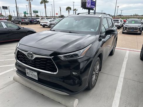 Used 2020 Toyota Highlander Platinum AWD/4WD image 2