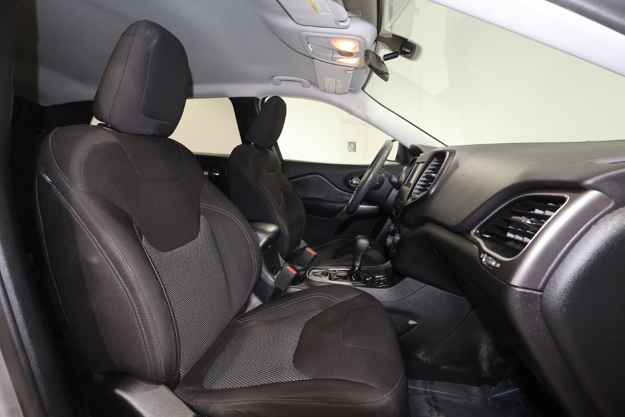 Used 2019 Jeep Cherokee Latitude w/ Popular Appearance Group FWD image 17