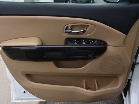 Used 2017 Kia Sedona EX FWD image 19