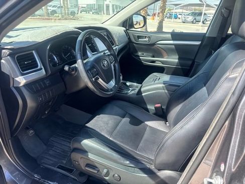 Used 2014 Toyota Highlander XLE AWD/4WD image 17