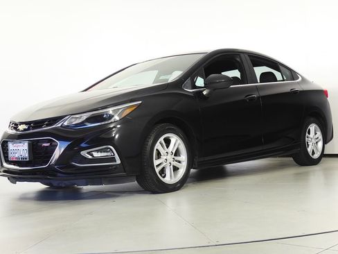 Used 2018 Chevrolet Cruze LT w/ Convenience Package image 2