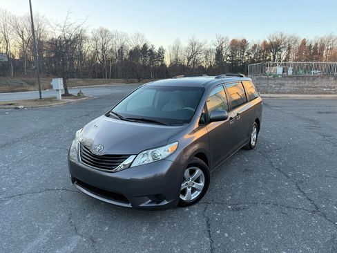 Used 2011 Toyota Sienna LE image 2