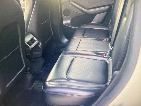 Used 2022 Tesla Model Y Long Range image 9