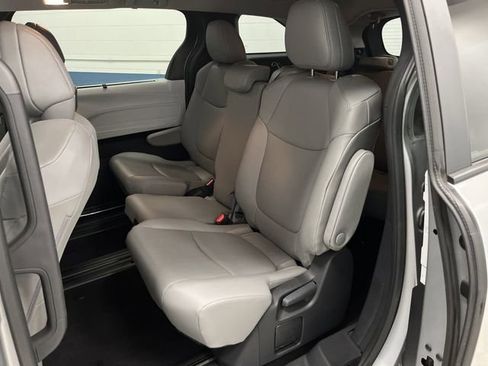 Used 2025 Toyota Sienna XLE image 30