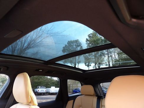 Certified 2023 Volvo XC60 B5 Ultimate w/ Climate Package image 18