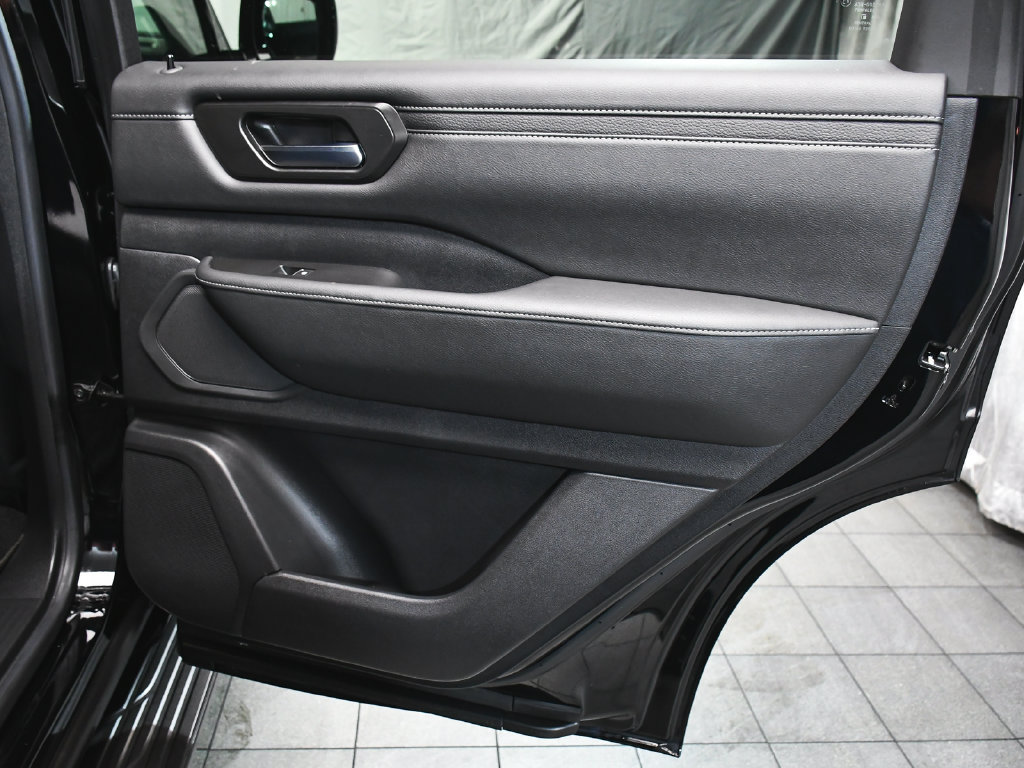 Used 2025 Nissan Armada SV AWD/4WD image 12