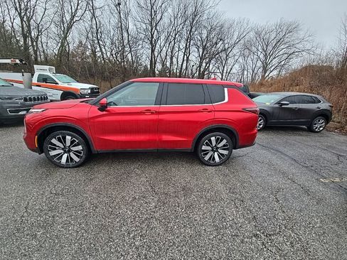 Used 2025 Mitsubishi Outlander SE image 3