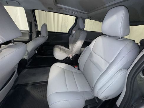 Used 2020 Toyota Sienna Limited image 32