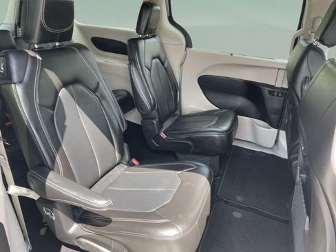 Used 2024 Chrysler Pacifica Touring-L FWD image 18