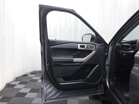 Used 2022 Ford Explorer XLT w/ Equipment Group 202A image 4