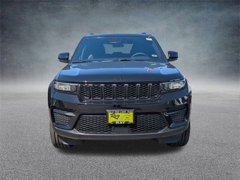 New 2025 Jeep Grand Cherokee Altitude image 9