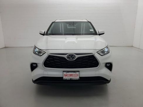 Used 2023 Toyota Highlander XLE image 3