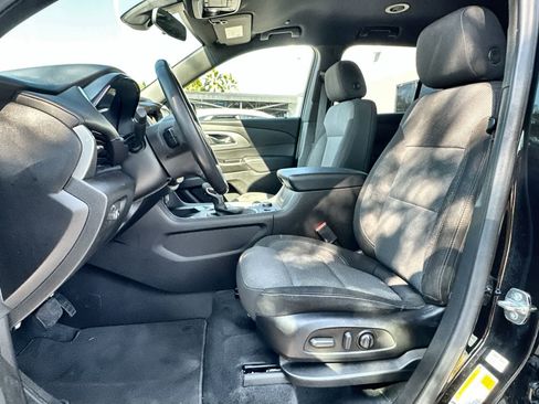 Used 2022 Chevrolet Traverse LT image 11