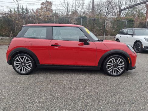 Used 2025 MINI Cooper 2-Door Hardtop image 7