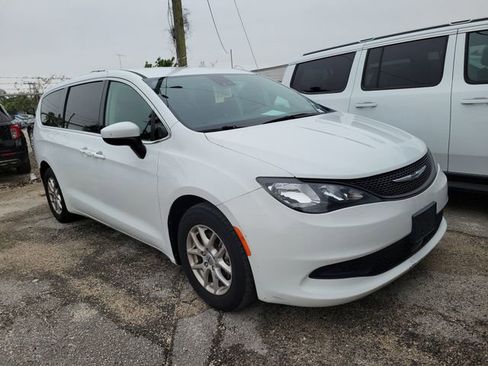 Used 2023 Chrysler Voyager LX image 4