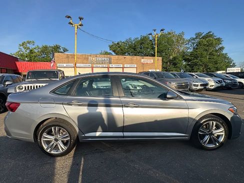 Used 2024 Volkswagen Jetta SE FWD image 4