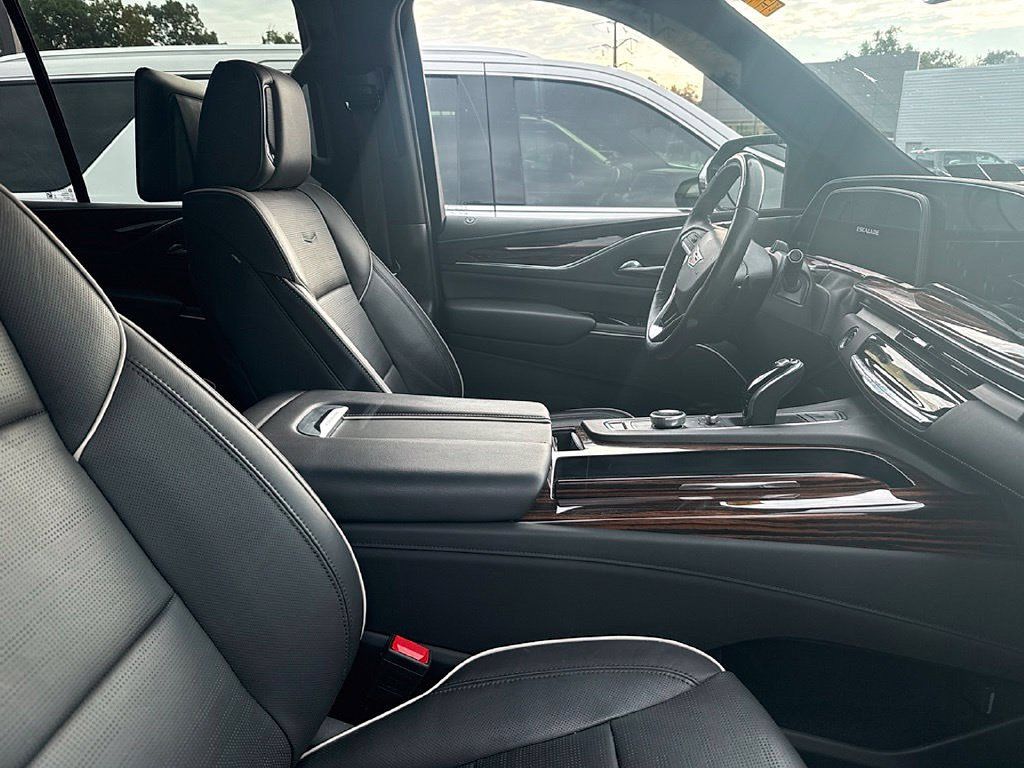 Used 2023 Cadillac Escalade Premium Luxury w/ Performance Package AWD/4WD image 4