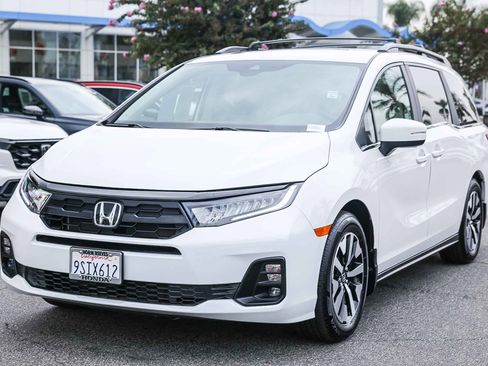 Certified 2025 Honda Odyssey EX-L image 3