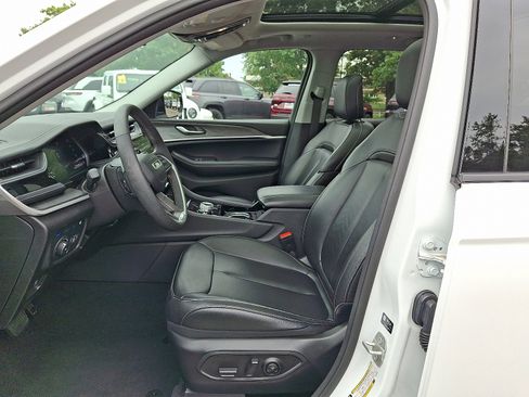 Used 2023 Jeep Grand Cherokee image 13