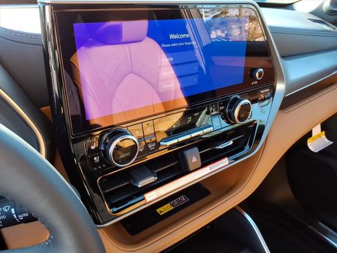 New 2026 Toyota Highlander Platinum image 13